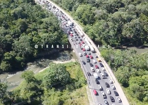 Avenida das Torres fica parada em engarrafamento caótico em Manaus