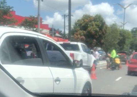 Pedestre é atropelada por picape na avenida Rodrigo Otávio, em Manaus