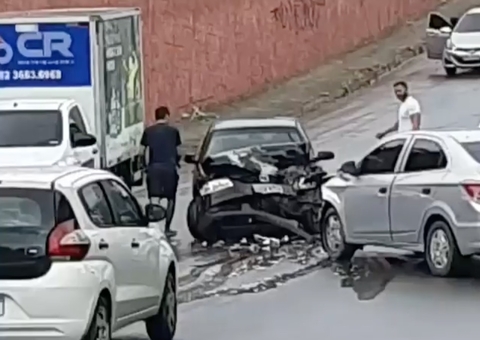 Dois carros ficam destruídos em acidente na zona norte de Manaus