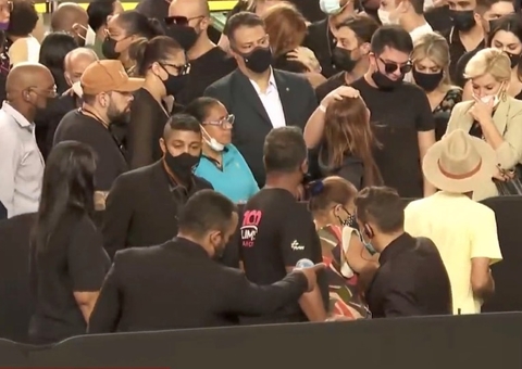 Fã desmaia ao dar último adeus a Marília Mendonça em velório