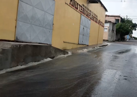 Cano estoura e causa transtorno para moradores da zona leste de Manaus