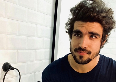 Caio Castro é flagrado aos beijos com loira em festa; vídeo 