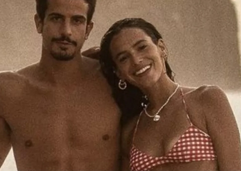 Bruna Marquezine e Enzo Celulari são vistos aos beijos em festa