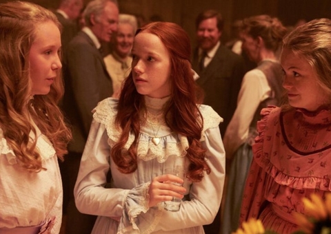 Atriz de 'Anne with an E' retira os dois seios aos 19 anos