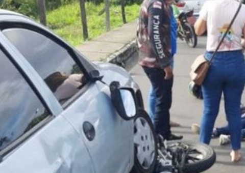 Criança fica ferida após motocicleta ir parar debaixo de carro em avenida de Manaus