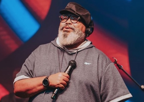 Jorge Aragão recebe alta médica após mal-estar: 'continuo on'