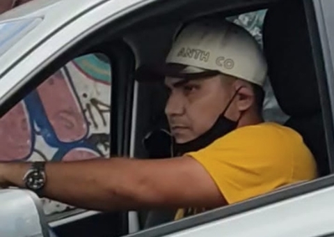 Frentista é arrastada por carro de motorista que fugiu de posto sem pagar gasolina em Manaus