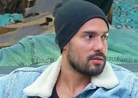 Bil descobre que peões falaram sobre o tamanho de seu pênis e reage