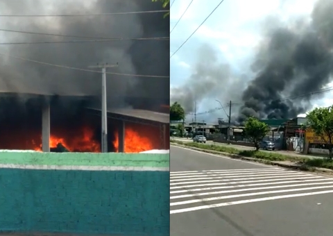 Empresa de reciclagem pega fogo na zona leste de Manaus; vídeo