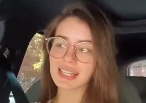 Camila Queiroz posta vídeo sobre fofocas e web aponta indireta para Globo