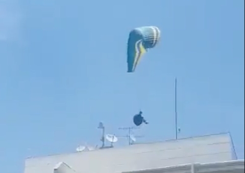 Piloto de parapente despenca durante salto e cai em rua de Niterói; vídeo