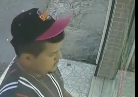 Vídeo mostra assaltante apontando arma para vendedora em loja em Manaus