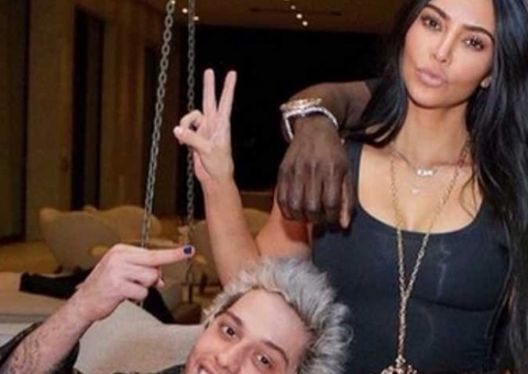 Kim Kardashian e Pete Davidson estão oficialmente namorando, diz imprensa americana