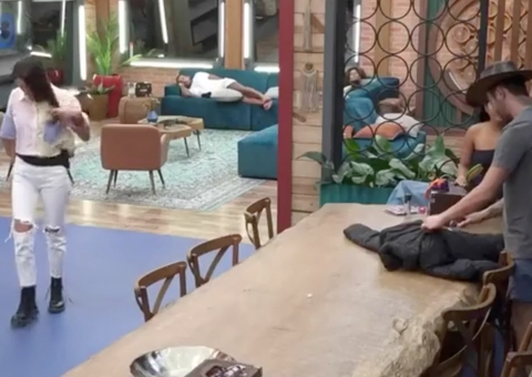 Na frente de Dayane, Rico questiona jaqueta rasgada: 'cortaram com uma faca'