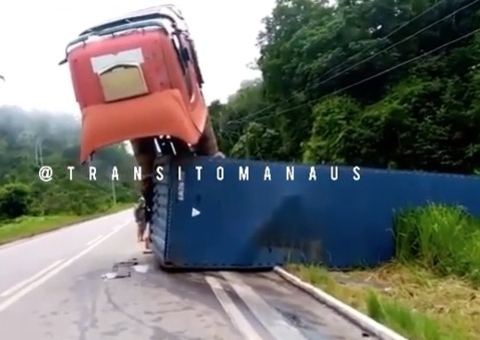 Carreta tomba e cabine fica suspensa na BR-174 no Amazonas; Veja vídeo
