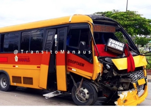 Ônibus Alternativo fica destruído em acidente no Distrito, em Manaus