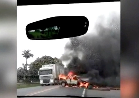 Carro pega fogo após acidente com caminhão em rodovia; Veja vídeo