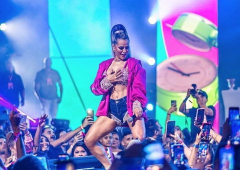 Deolane Bezerra faz primeiro show com holograma de MC Kevin