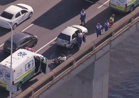 Motociclista morre ao cair da Ponte Rio-Niterói após acidente com carro 