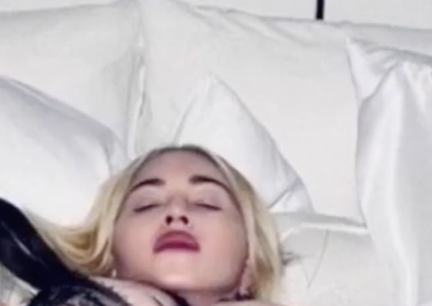 Nua na cama, Madonna posta fotos ousadas e imagens viralizam