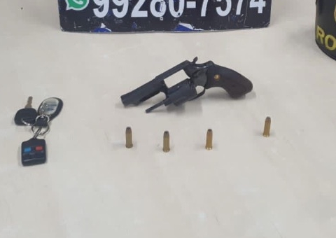 Dupla é presa 'passeando' de carro com revólver carregado em Manaus