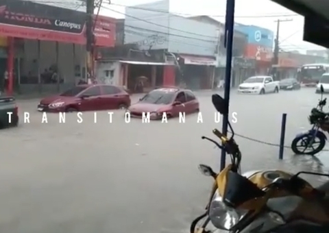 Carros ficam debaixo d'água após rua virar 'rio' em Manaus; vídeo