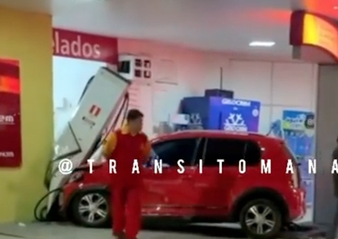 Carro arranca bomba de combustível durante acidente em Manaus