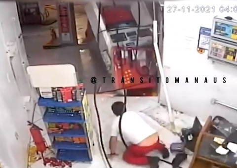 Frentista é arremessado após carro invadir posto de gasolina em Manaus; vídeo