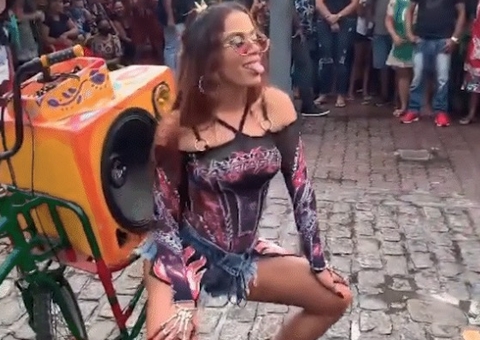Anitta compra 'óleo da bota' durante gravação em Belém: 'pegar os boys de cheio'