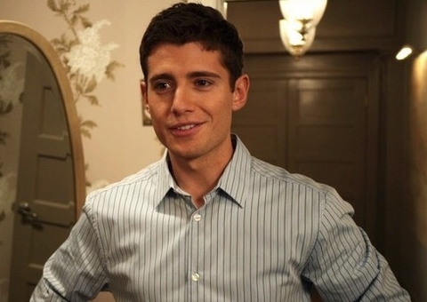 Ator de Pretty Little Liars assume namoro com homem após 18 anos 