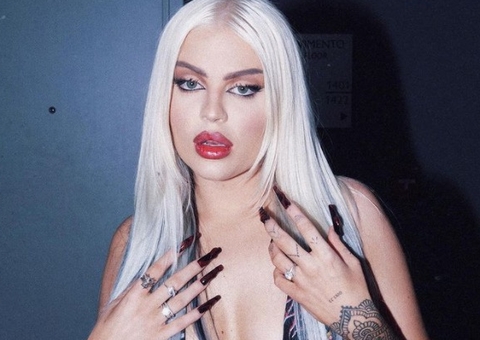 Com os seios de fora, Luísa Sonza sensualiza em banheiro enrolada em cobras