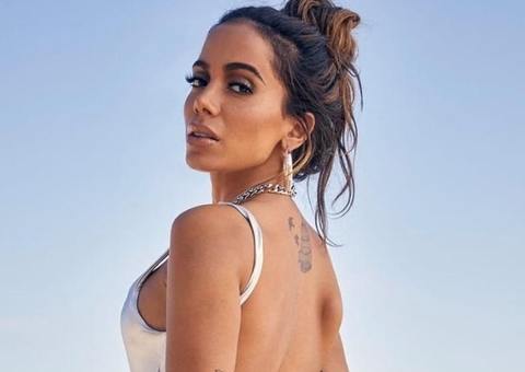 Anitta revela o que carrega em seu kit sexo 