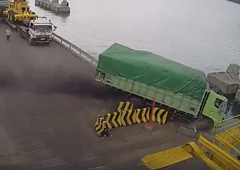 Vídeo mostra caminhão carregado de ração caindo de Porto