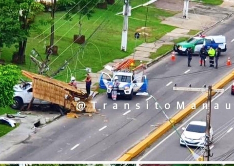 Carro arranca poste e destrói parada de ônibus em Manaus 
