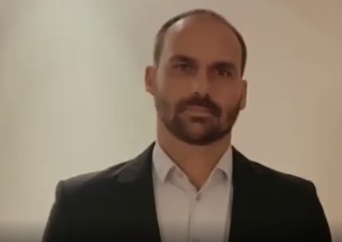 Eduardo Bolsonaro e família fazem passeio pelo rio Negro, no Amazonas 