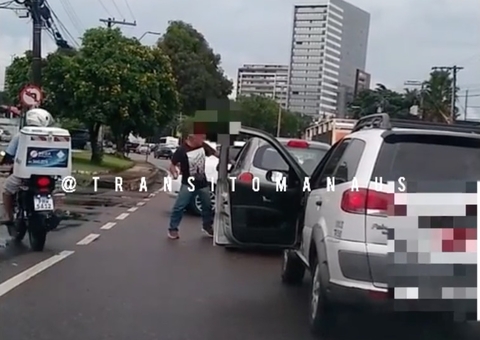 Motoristas trocam ameaças e quase brigam após acidente em Manaus; vídeo