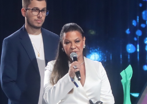 Mãe e irmão de Marília Mendonça recebem prêmio pela cantora: 'seguimos fortes'