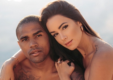 Esposa de Douglas Costa se pronuncia após polêmica de festa de casamento: 'marcado há 6 meses'
