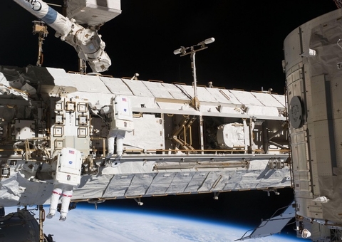 Rússia envia multimilionário japonês e assistente à Estação Espacial