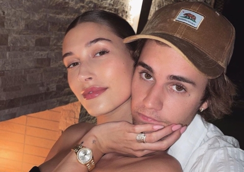 Hailey Bieber relembra festa de despedida de solteira: 'pênis em tudo'