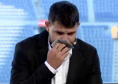 Agüero chora ao anunciar aposentadoria do futebol aos 33 anos 