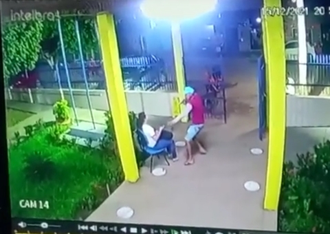Funcionária tem arma apontada para cabeça durante roubo dentro de escola no Iranduba; vídeo