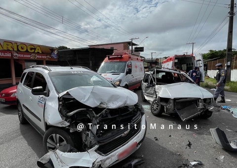 Acidente entre carro e táxi deixa feridos em Manaus