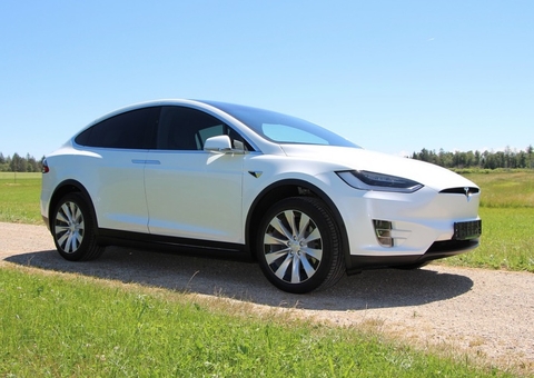 Mulher entra em trabalho de parto e tesla com piloto automático a leva para maternidade