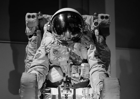 Bilionário japonês retorna à Terra após visita à Estação Espacial