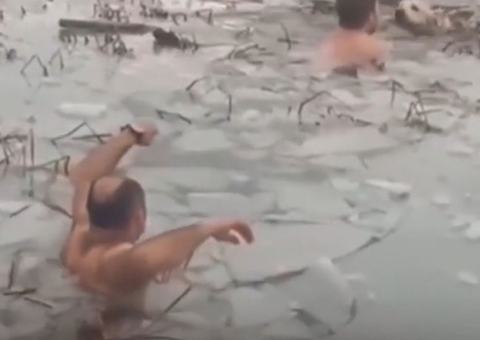 Policiais salvam cão preso em lago congelado