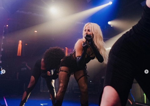 Com Vitão na plateia, Luísa Sonza canta ‘Flores’ e rebola muito em festa de Virginia