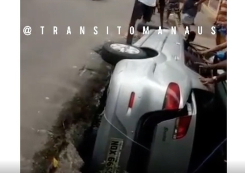 Acidente: Carro é ‘engolido’ por vala após capotar em Manaus; vídeo