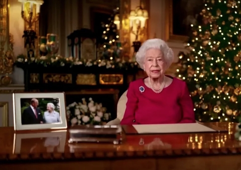 Rainha Elizabeth emociona com mensagem de Natal ao homenagear marido falecido