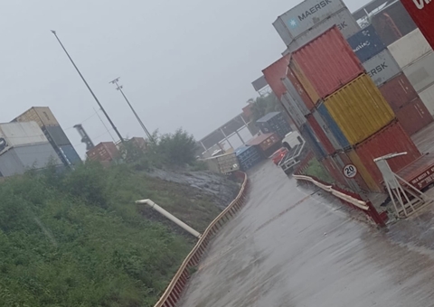 Containers tombam no Porto Chibatão após forte temporal em Manaus